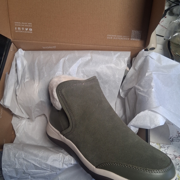 Vionic Green Olive Shoe Packaging - Picture 4 of 11